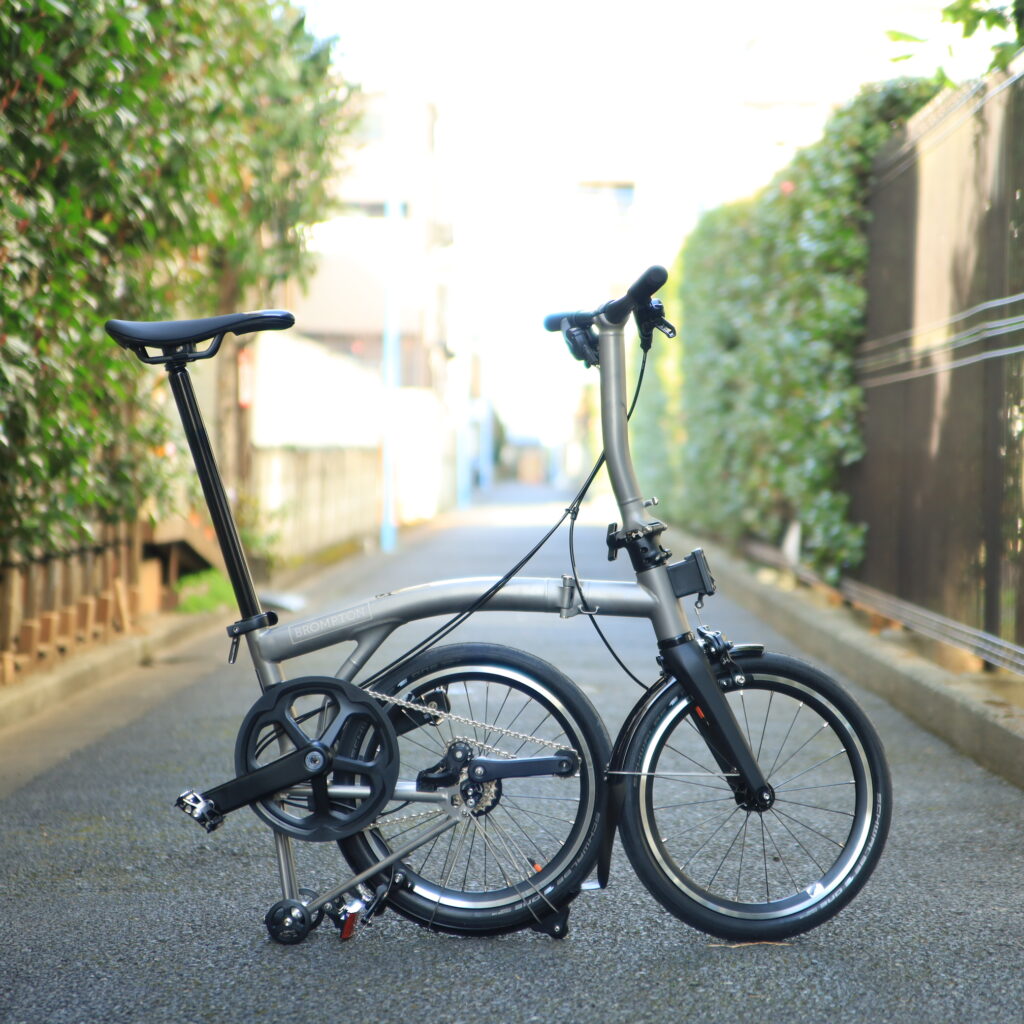 路地で折りたたんだブロンプトン